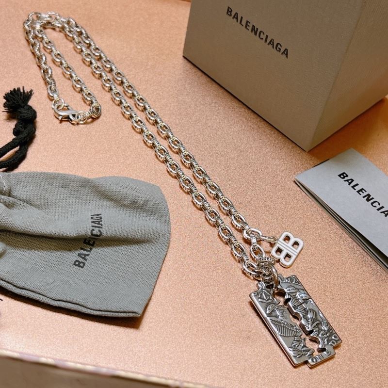 Ba*len*cia*ga necklaces
